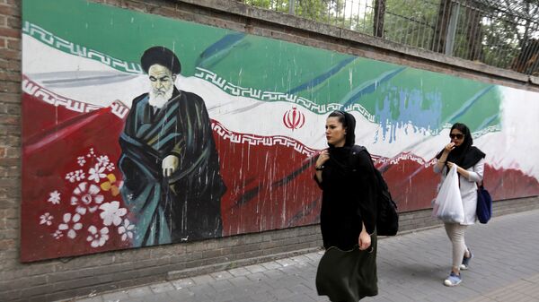 Мурал на стене бывшего посольства США в Тегеране, Иран. 8 мая 2018