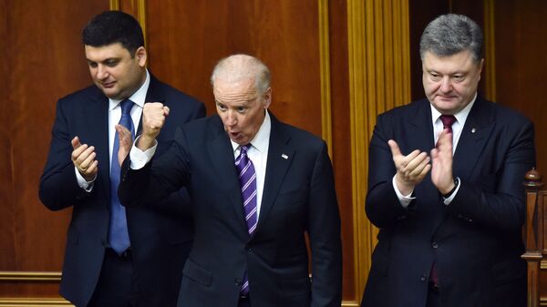 Вице-президент США Джо Байден выступает перед президентом Украины Петром Порошенко после обращения к депутатам украинского парламента в Киеве