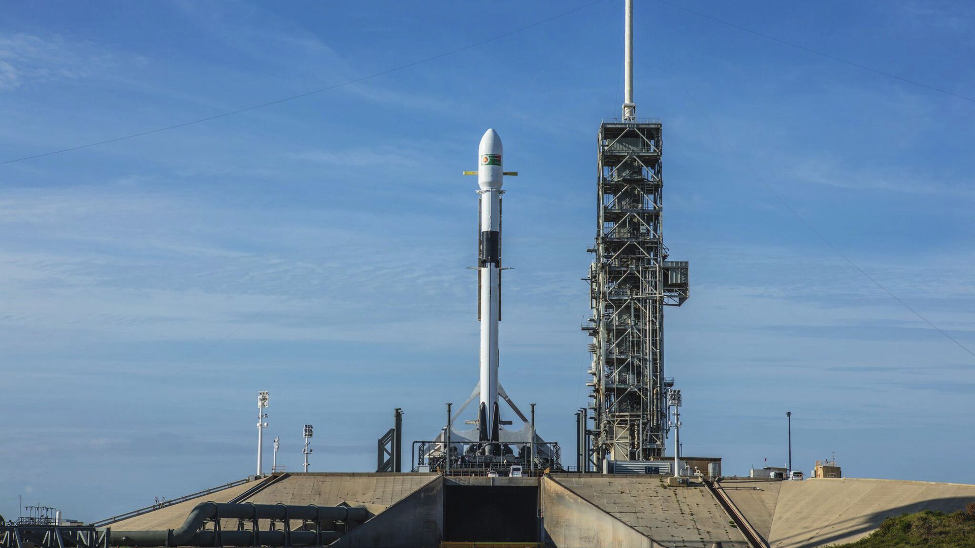 Ракета-носитель Falcon-9 компании SpaceX в Космическом центре Кеннеди на мысе Канаверал в штате Флорида. 10 мая 2018 - РИА Новости, 1920, 11.03.2021