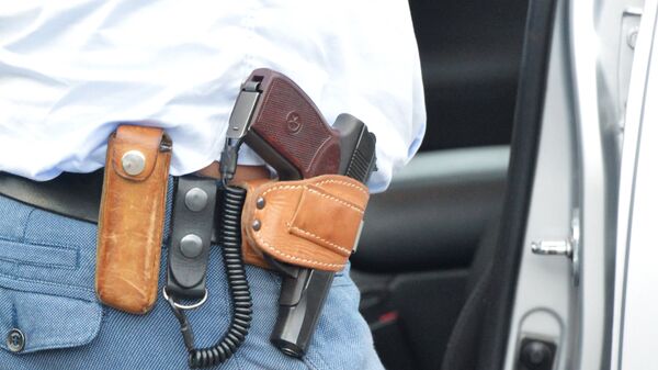 Пистолет в кобуре на поясе сотрудника правоохранительных органов. Архивное фото