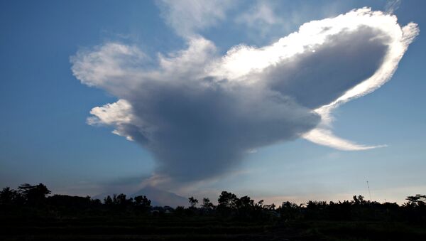 Извержение вулкана Мерапи на острове Ява, Индонезия. Архивное фото