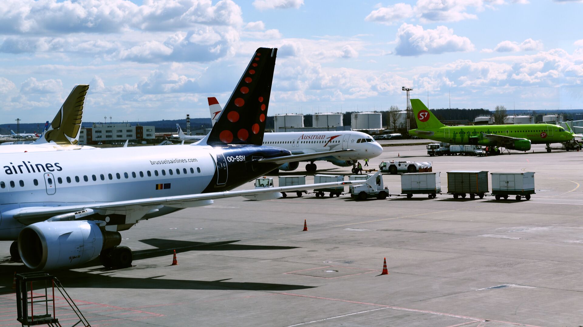 Самолеты авиакомпаний Brussels airlines, Austrian airlines и S7 в аэропорту Домодедово - РИА Новости, 1920, 27.05.2021