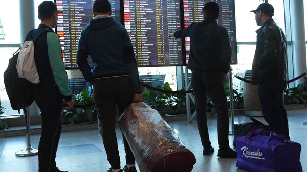 Пассажиры у информационного табло в аэропорту. Архивное фото
