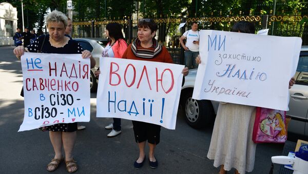 Участники акции в поддержку Надежды Савченко в день её рождения у следственного изолятора СБУ в Киеве, где она содержится