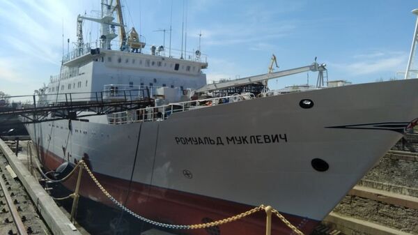 Судно «Ромуальд Муклевич» на территории Кронштадтского морского завода в Санкт-Петербурге. 11 мая 2018