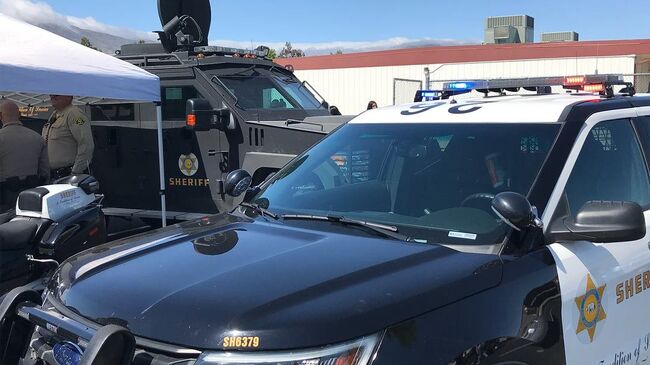 Автомобиль полиции у школы Highland High School в городе Палмдейл