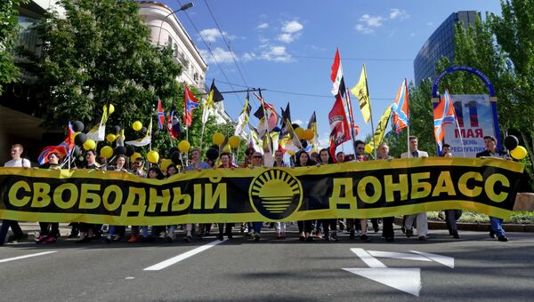 Участники торжественного шествия в Донецке, посвященном Дню самопровозглашенной Донецкой народной республики. 11 мая 2018