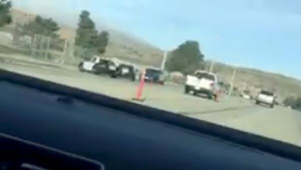 Полицейские автомобили у школы Highland High School в городе Палмдейл. 11 мая 2018