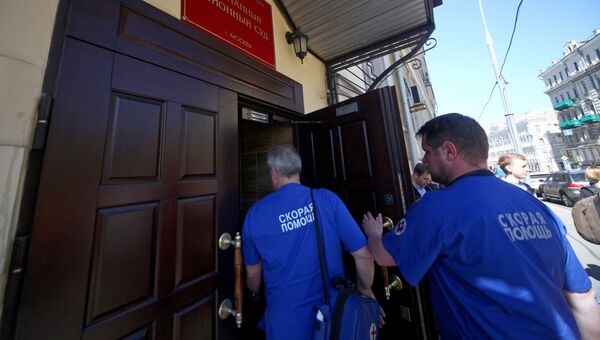 Врачи скорой помощи у здания Басманного суда, где рассматривается дело Алексея Малобродского. 10 мая 2018