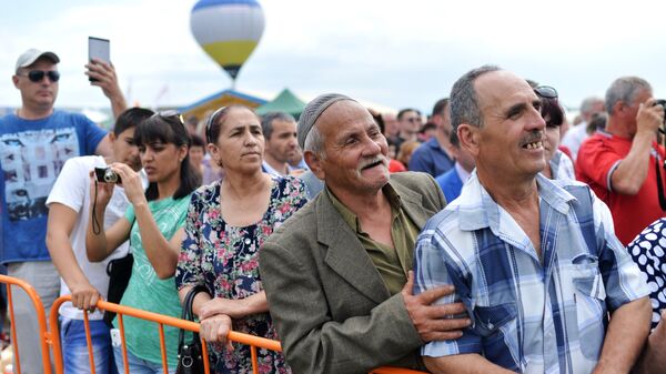 Участники крымско-татарский праздника Хыдырлеза   в Бахчисарае. 5 мая 2018