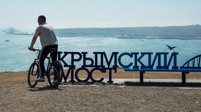 Мужчина на городской набережной в городе Керчь