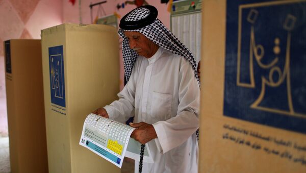 Мужчина отдает свой голос на избирательном участке во время парламентских выборов в Багдаде, Ирак. 12 мая 2018