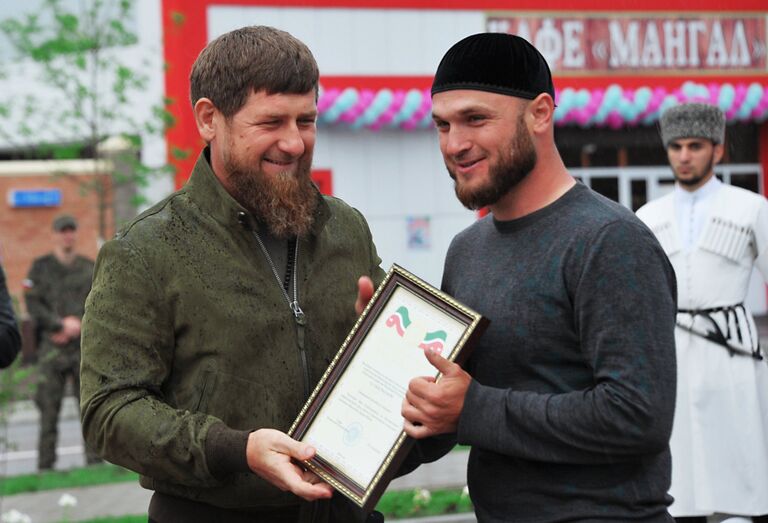 Глава Чеченской Республики Рамзан Кадыров награждает одного из строителей на церемонии открытии высотного комплекса «Шали сити» в городе Шали. 11 мая 2018