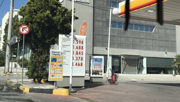 Информационный щит с ценами на бензин в Афинах, Греция. 13 мая 2018