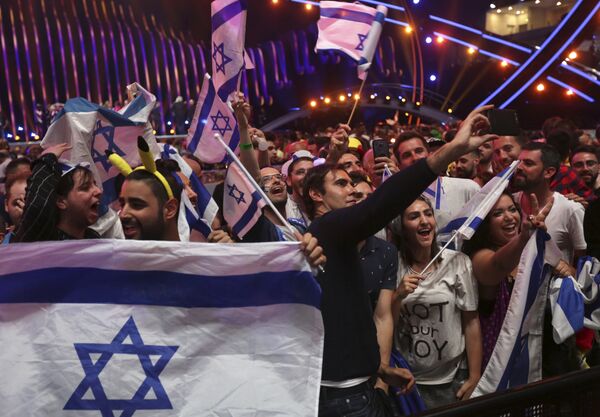 Израильские болельщики празднуют победу Нетты Барзилай в финале конкурса Евровидение. 12 мая 2018