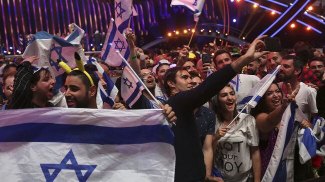 Израильские болельщики празднуют победу Нетты Барзилай в финале конкурса Евровидение. Архивное фото