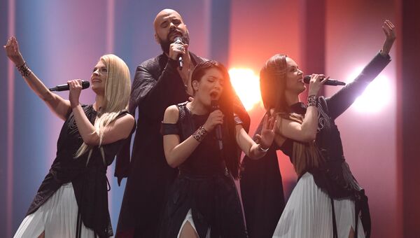 Участники из Сербии Саня Илич и группа Balkanika в финале конкурса Евровидение. 12 мая 2018