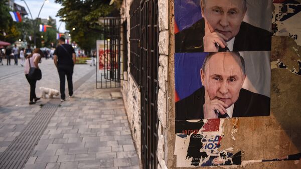 Плакаты с изображением Владимира Путина на улице города Митровицы во время празднования Дня Европы. 9 мая 2018
