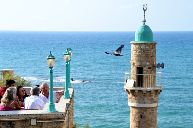 Вид на Средиземное море и старый минарет с высоты Старого Яффо Вид на Средиземное море и старый минарет с высоты Старого Яффо