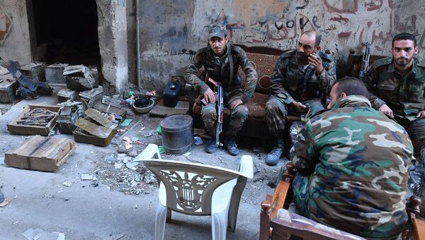 Военнослужащие в районе бывшего лагеря палестинских беженцев Ярмук в южном пригороде Дамаска. Архивное фото