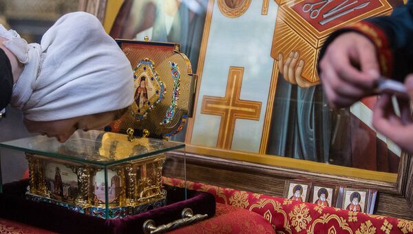 Прихожанка Донского монастыря Москвы у мощей святителя Луки Крымского