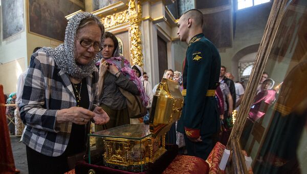 Прихожане Донского монастыря Москвы у мощей святителя Луки Крымского