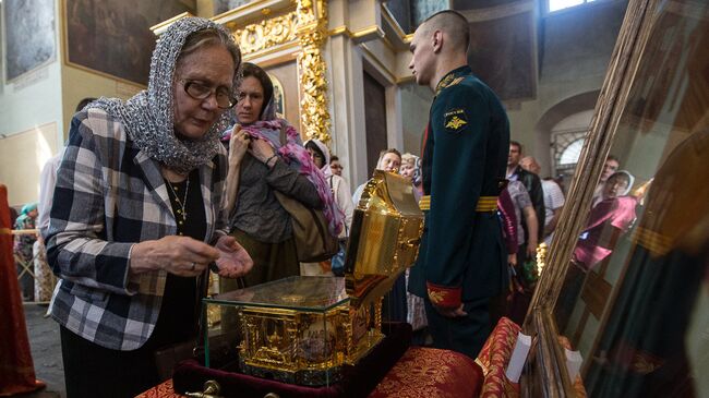 Прихожане Донского монастыря Москвы у мощей святителя Луки Крымского