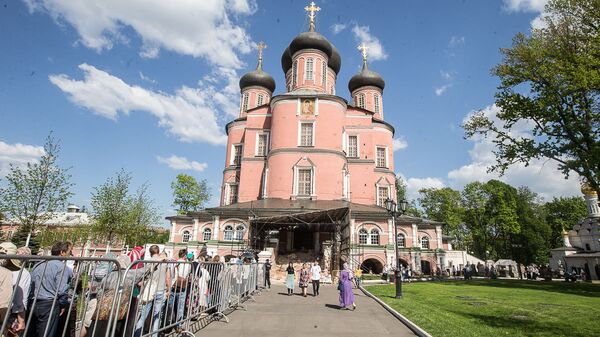 Очередь к мощам святителя Луки Крымского в Донском монастыре Москвы