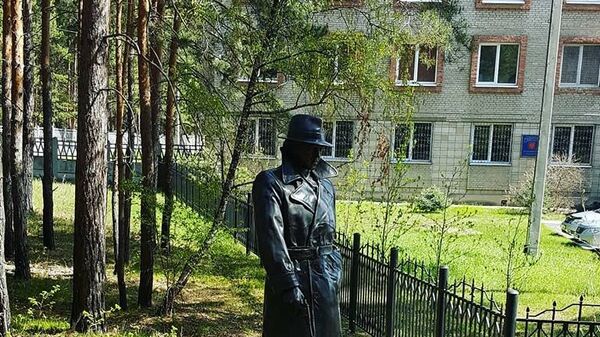 Памятник Глебу Жеглову - герою фильма Место встречи изменить нельзя в Ангарске. 11 мая 2018
