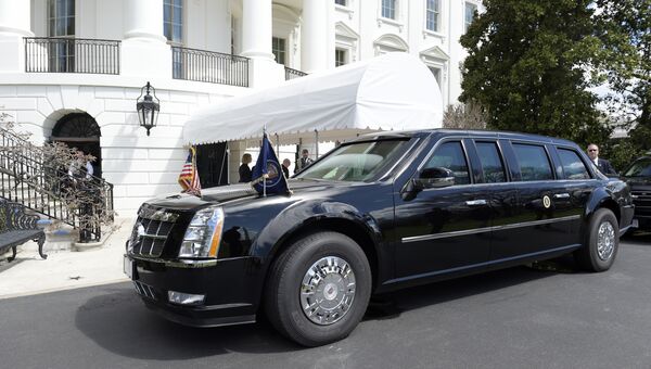 Лимузин Cadillac президента США Дональда Трампа у здания Белого дома в Вашингтоне