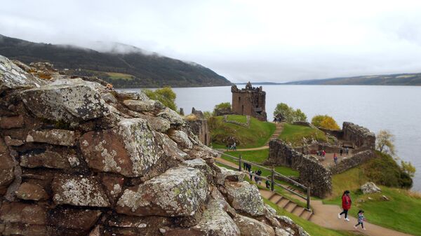 Развалины замка Аркарт на берегу озера Лох-несс в Шотландии