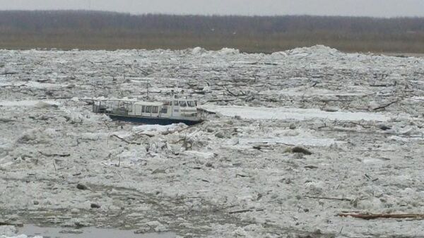 Зажатое льдами, дрейфующего по реке Иртыш судно КС-104