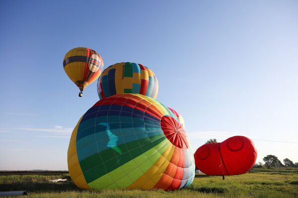 Подготовка воздушных шаров к полету на фестивале воздухоплавания Абинская Ривьера в Абинском районе Краснодарского края