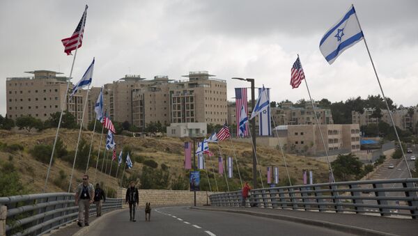 Офицеры безопасности на дороге, ведущей к зданию нового посольства США в Иерусалиме. Архивное фото