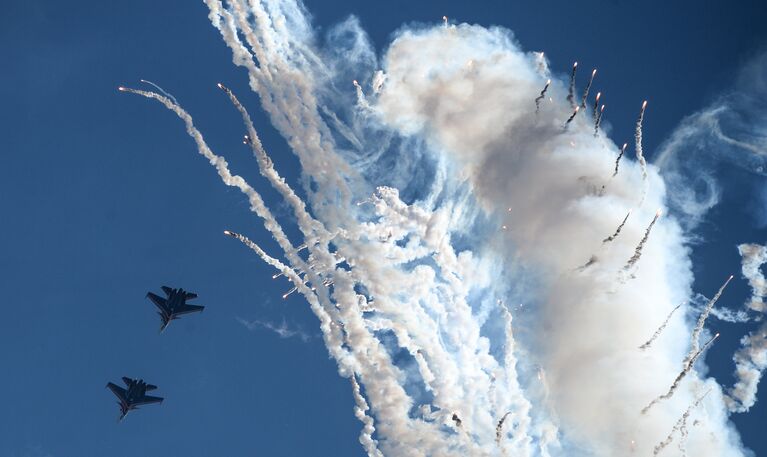 Истребители Су-30СМ пилотажной группы Русские Витязи во время празднования 80-летия Центра показа авиационной техники им. Кожедуба на аэродрома Кубинка в Московской области