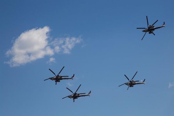 Вертолеты пилотажной группы Беркуты во время празднования 80-летия Центра показа авиационной техники им. Кожедуба на аэродрома Кубинка в Московской области