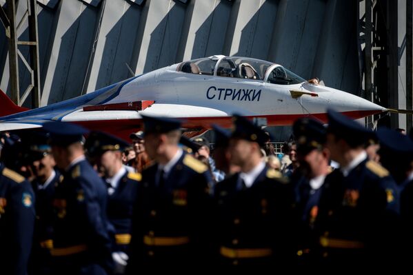 Самолет Миг-29 пилотажной группы Стрижи во время празднования 80-летия Центра показа авиационной техники им. Кожедуба на аэродрома Кубинка в Московской области