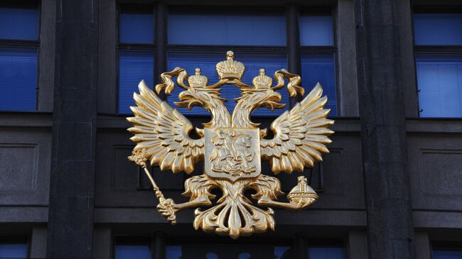 Герб на здании Государственной Думы РФ на улице Охотный ряд в Москве. Архивное фото