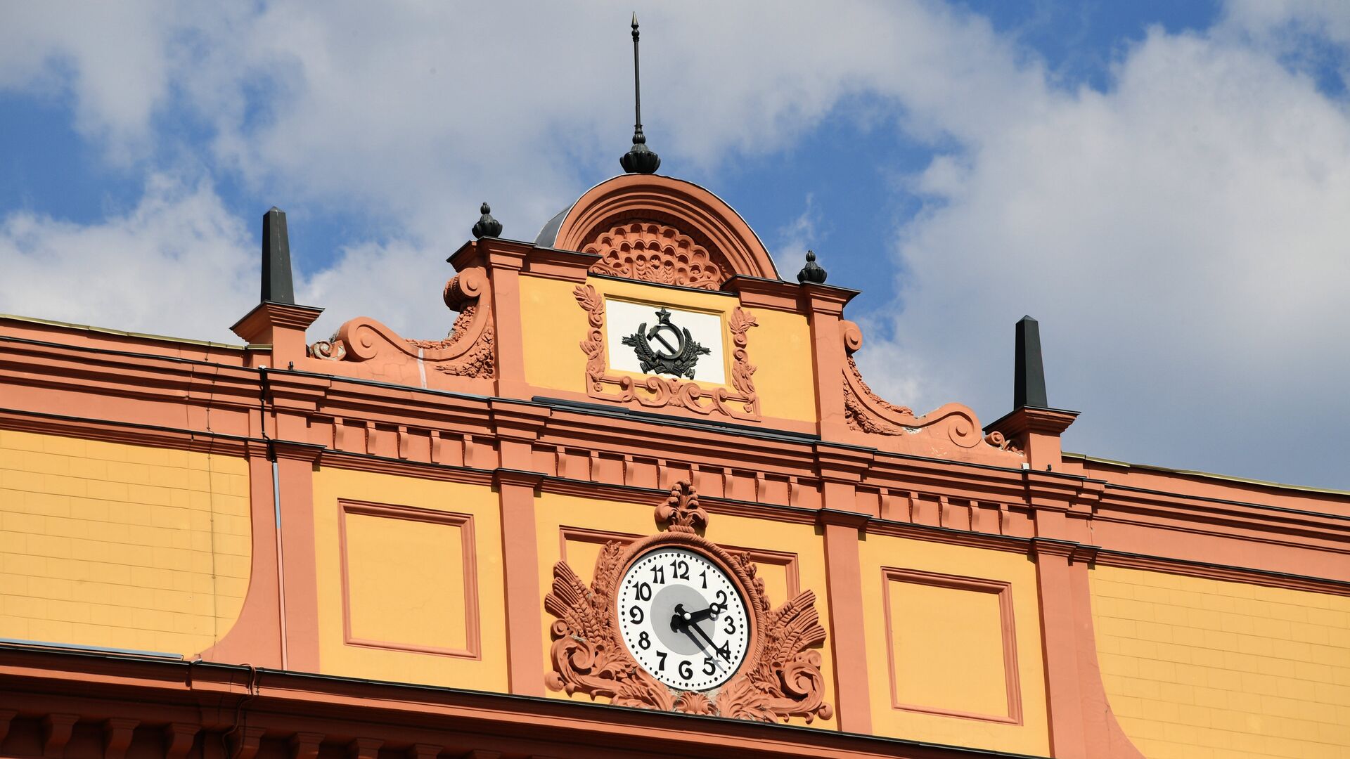 Часы и герб на здании Федеральной службы безопасности - РИА Новости, 1920, 18.12.2021