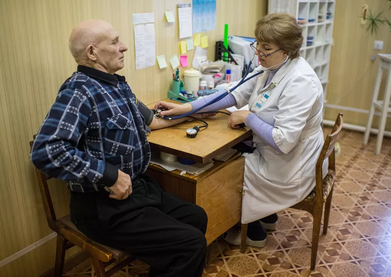 Житель села Литковка Омской области во время медицинского обследования Житель села Литковка Омской области во время медицинского обследования
