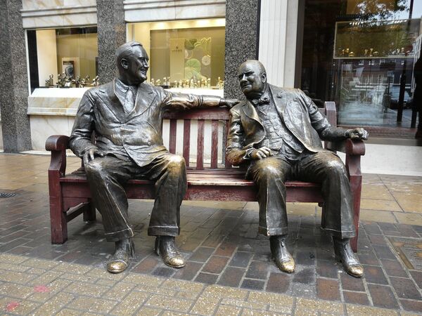 Памятник Франклину Рузвельту и Уинстону Черчиллю на Бонд-стрит в Лондоне