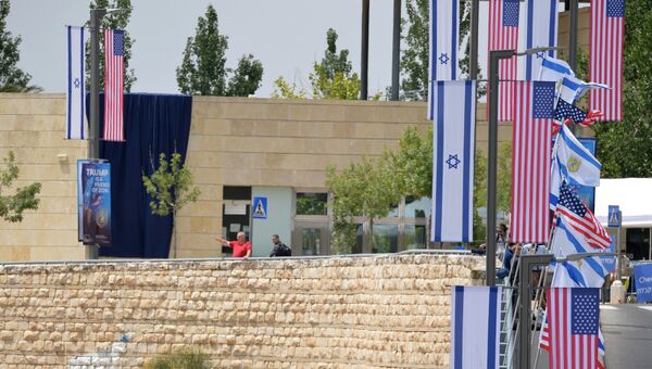 Флаги США и Израиля у нового посольства США в Иерусалиме. Архивное фото