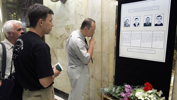 Мемориал в память о погибших в Ираке сотрудниках российского посольства в здании МИД в Москве. 28 июня 2006