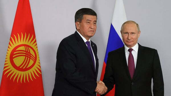 Президент РФ Владимир Путин и президент Киргизии Сооронбай Жээнбеков  во время встречи. 14 мая 2018