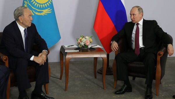 Президент РФ Владимир Путин и президент Казахстана Нурсултан Назарбаев во время встречи