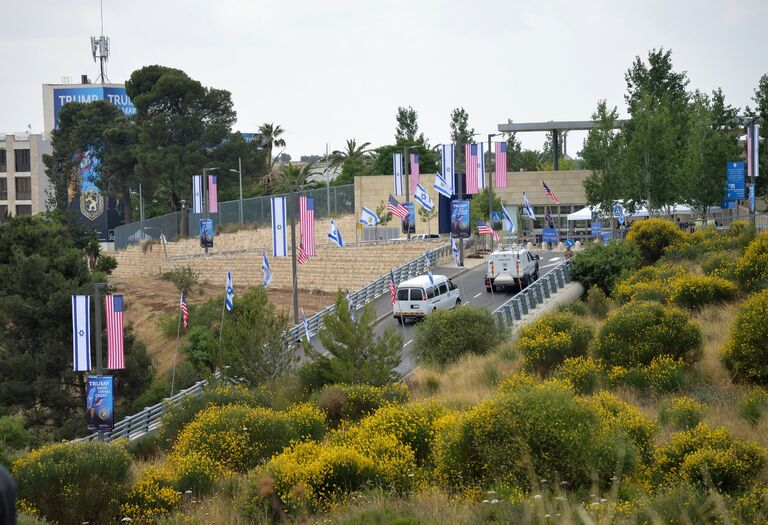 Флаги США и Израиля у нового посольства США в Иерусалиме. 14 мая 2018 Флаги США и Израиля у нового посольства США в Иерусалиме. 14 мая 2018