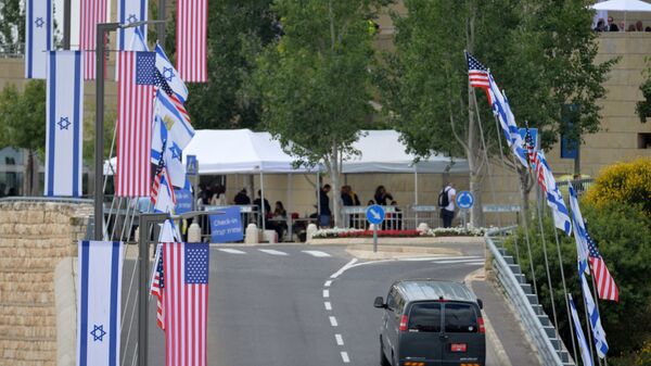 Флаги США и Израиля у нового посольства США в Иерусалиме