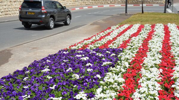 Цветочная клумба в виде флага США на одной из улиц Иерусалима