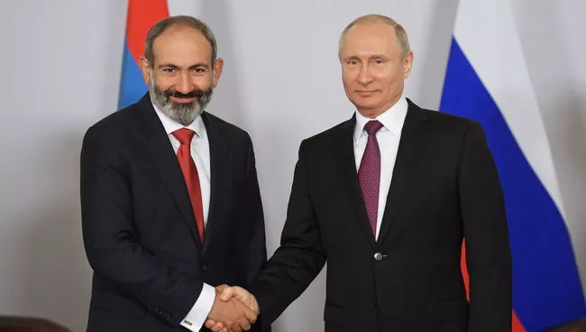 Президент РФ Владимир Путин и премьер-министр Армении Никол Пашинян во время встречи. 14 мая 2018