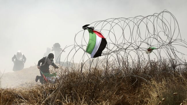 Столкновения палестинцев и израильских военных на границе сектора Газа с Израилем. Архивное фото